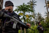 Den thailändska militären patrullerar i en buddistisk by för att förhindra eventuella attacker från separatistiska-miliserna.
