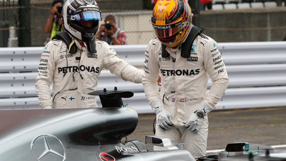 Mercedesföraren Lewis Hamilton, till höger, tillsammans med stallkamraten Valtteri Bottas efter dagens kvalificering i Suzuka, Japan.