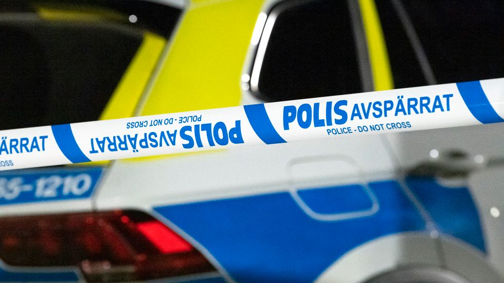 Sex personer är anhållna misstänkta för mord efter att en person fallit fån ett höghus i Kungsängen utanför Stockholm.