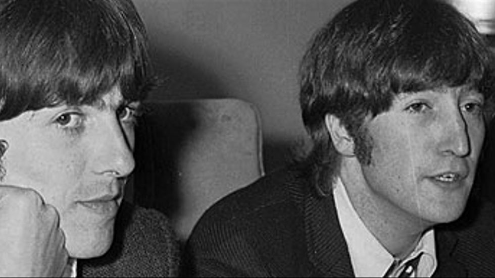 George Harrison och John Lennon vid en presskonferens 1966, där Lennon ber om ursäkt för sitt uttalande att ”Beatles är populärare än Jesus”.