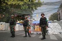 Soldater håller vakt vid ett oroligt område i Bangkok.
