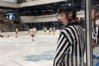 Linjedomaren Kirsten Welsh inför en träningsmatch mellan NHL-lagen Pittsburgh och Boston 2019. Nu är hon en av de tio kvinnor som får döma i AHL i vinter.