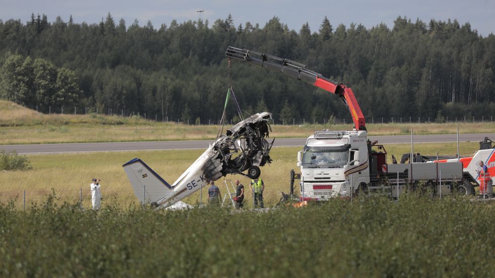 Flygplansvraket som kraschade vid Örebro flygplats i torsdags fraktades bort under söndagen.