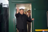 Kim Jong-Un vinkar i samband med att han kliver ombord på sitt pansartåg i Pyongyang, enligt bilder publicerade av den statliga nyhetsbyrån KCNA.