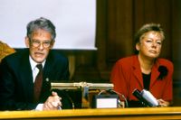  Statsminister Ingvar Carlsson (S) och justitieminister Anna-Greta Leijon (S) under en presskonferens i Stockholm den 7 juni 1988, där Leijon meddelar att hon avgår som justitieminister på grund av sin inblandning i Ebbe Carlsson-affären.
