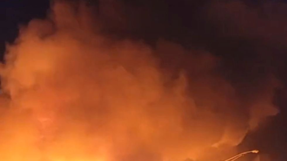 Den kraftiga branden syns på långt håll. Bild tagen ur ett vittnes video.