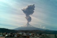 En rökpelare stiger upp från vulkanen Popocatépetl vid ett utbrott 2014.