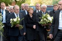 Tysklands president Frank-Walter Steinmeier (tredje till höger) och hans fru Elke Buedenbender anländer till synagogan som utsattes för terrordådet på onsdagen.