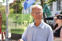 Inge Löfgren, ordförande i Naturskyddsföreningen Lysekil-Munkedal, var besviken efter Mark- och miljööverdomstolens besked, liksom de andra deltagarna i den stillsamma demonstrationen på Kungstorget i Lysekil.