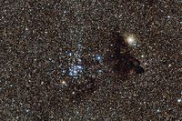 Stjärnhopen NGC 6520 och dess granne, det omsusade mörka molnet vid namn Barnard 86.