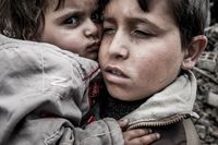 Mars 2015: En storebror tar hand om sin syster vid gränsen till Kobane i syriska Kurdistan. Lever de nu?