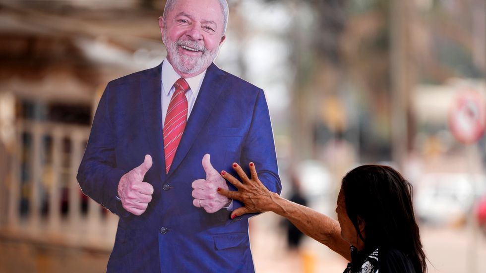 En utklippt Lula da Silva-figur i naturlig storlek i Brasilia, Brasiliens huvudstad.