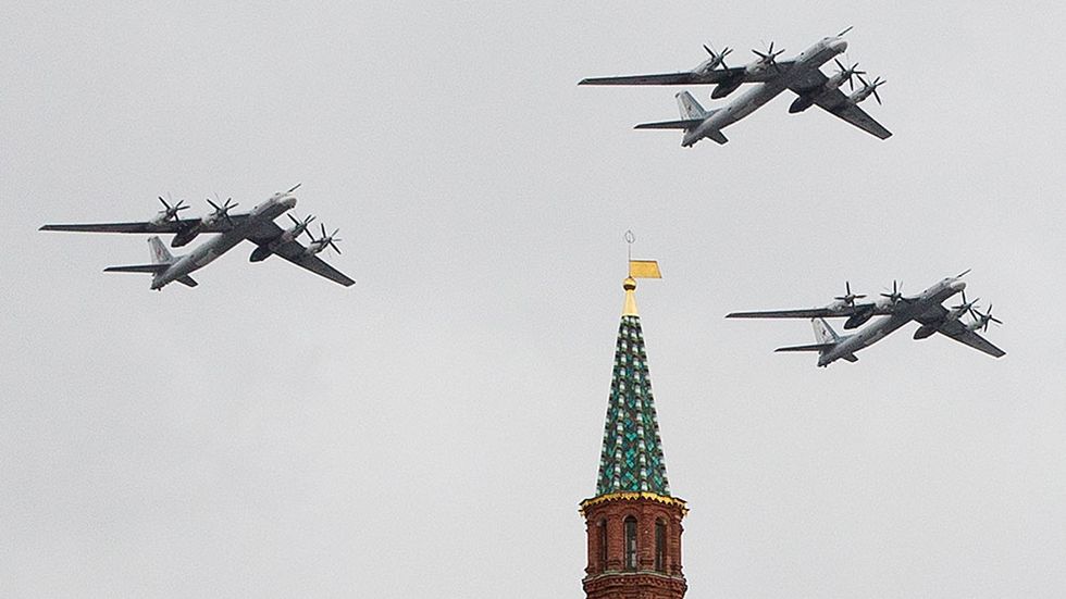 Ryska stridsplan av typen Tu-95 flyger ovanför Röda Torget i Moskva, för att träna inför militärparaden på segerdagen 9 maj.