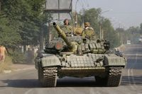 Proryska separatister i staden Krasnodon i östra Ukraina. I staden har flera ryska konvojer med militärmateriel siktats av AP:s reportrar den senaste veckan.