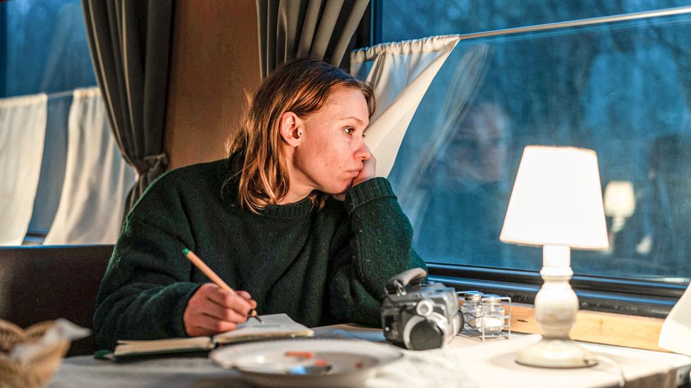 Arkitektstudenten Laura (Seidi Haarla) är en främling i ett främmande land. På ett tåg mot Murmansk träffar hon en annan outsider.