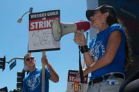 Justine Bateman talar utanför Netflix kontor i Los Angeles i samband med att skådespelarnas strejk utlystes under torsdagen. 