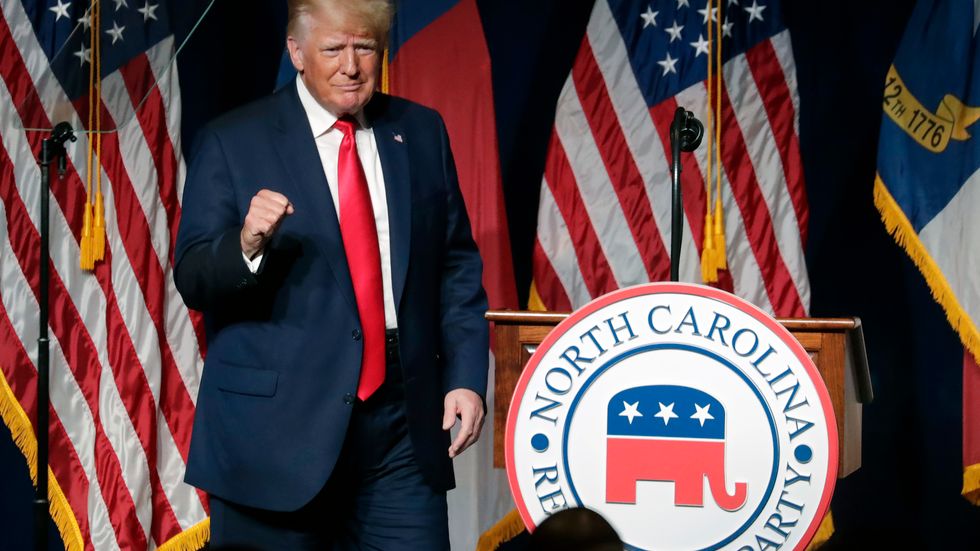 USA:s förre president Donald Trump på scen i Greenville, North Carolina, där han talade på ett republikanskt partikonvent.