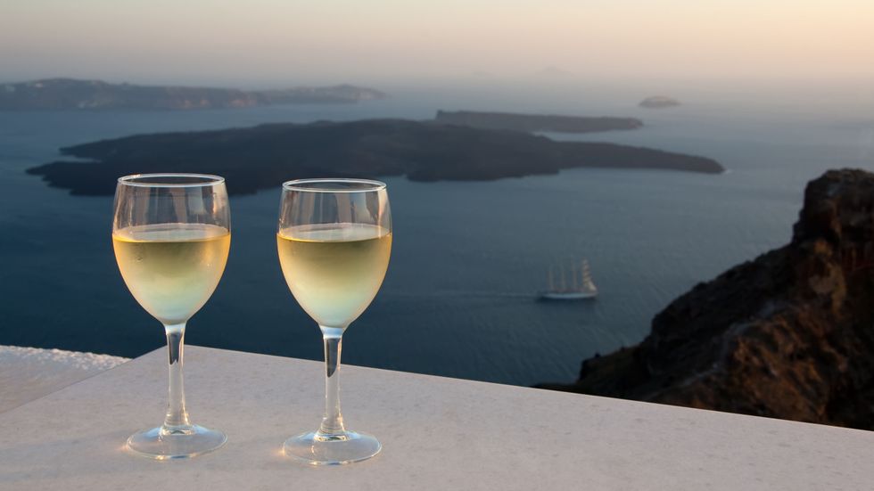 Ett glas vin på grekiska Santorini. Assyrtiko-druvan, öns stolthet, ger ofta toner av ingefära och citrus.