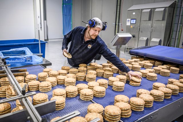 Anders Nilsson jobbar på bageriet. 