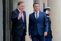 Statsminister Stefan Löfven (S) besökte Frankrikes president Emmanuel Macron i Paris på vägen till veckändans toppmöte i Bryssel.