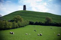 Magisk kulle. The Tor ligger i Glastonbury, i grevskapet Somerset i sydvästra England. Få platser i världen är så mytomspunna som denna kulle.