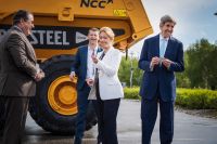Klimat- och miljöminister Annika Strandhäll och USA:s klimatsändebud John Kerry under presentationen av Volvos första dumper A30G tillverkad av fossilfritt stål.
