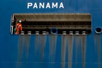 En sjöman tar en paus i samband med att fartyget han arbetar på passerar genom Panama city. Personen på bilden har ingenting med texten att göra. Arkivbild.