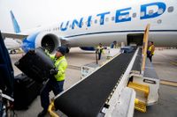 Bagage lastas på ett United Airlines-flygplan. Arkivbild.