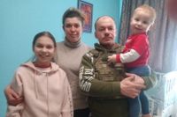 Michailo Podoliak och hans familj, innan de skiljdes i Ukraina efter Rysslands invasion.