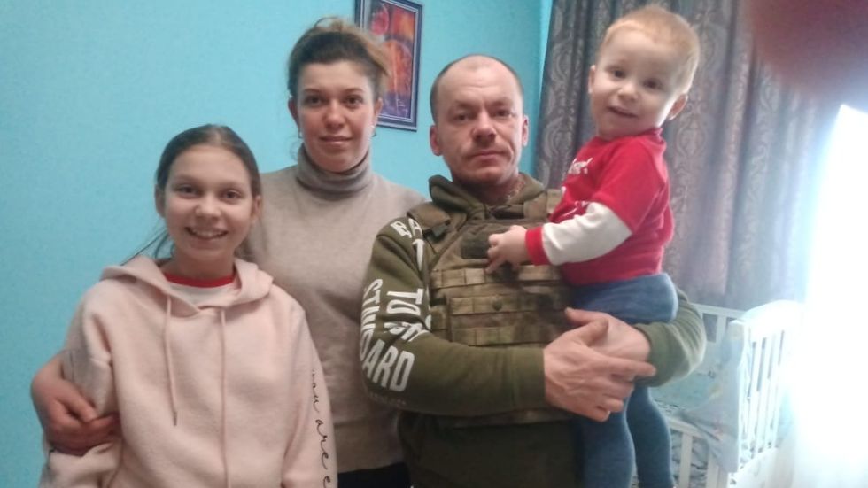 Michailo Podoliak och hans familj, innan de skiljdes i Ukraina efter Rysslands invasion.