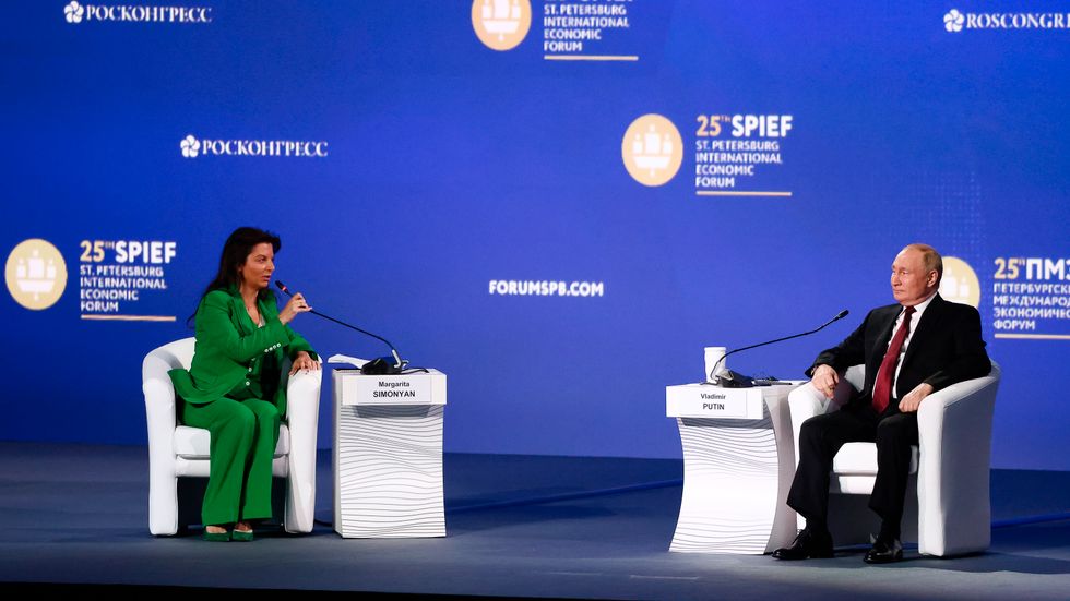 Margarita Simonyan, chef på ryska tv-kanalen RT, intervjuar ryske presidenten Vladimir Putin den 17 juni i år. 
