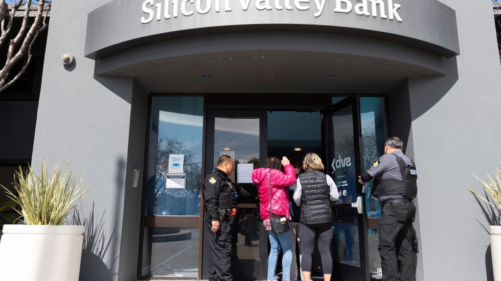 Den amerikanska så kallade nischbanken Silicon Valley Bank brakade samman i slutet av förra veckan. Bild från SVB:s huvudkontor i Santa Clara på måndagen.