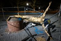 Statyn av Zlatan Ibrahimovic på Stadiontorget i Malmö sågades natten till söndagen ner. Statyns båda ben är kapade och konstverket ligger ner på sidan.
