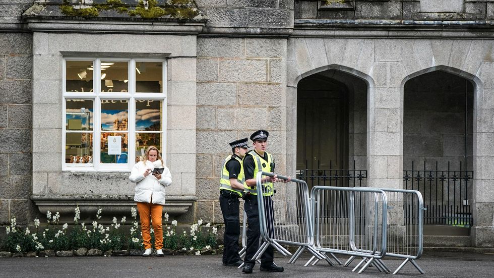 Poliser på plats utanför ingången till Balmoral i Skottland där drottningen befinner sig.