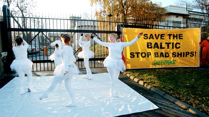 Rysk nedsmutsning av Östersjön är inget nytt fenomen. År 2003 uppförde Greenpeace Tjajkovskijs balett ”Svansjön” utanför ryska ambassaden i  protest mot oviljan att göra något åt oljefartygens dåliga kondition i Östersjön.