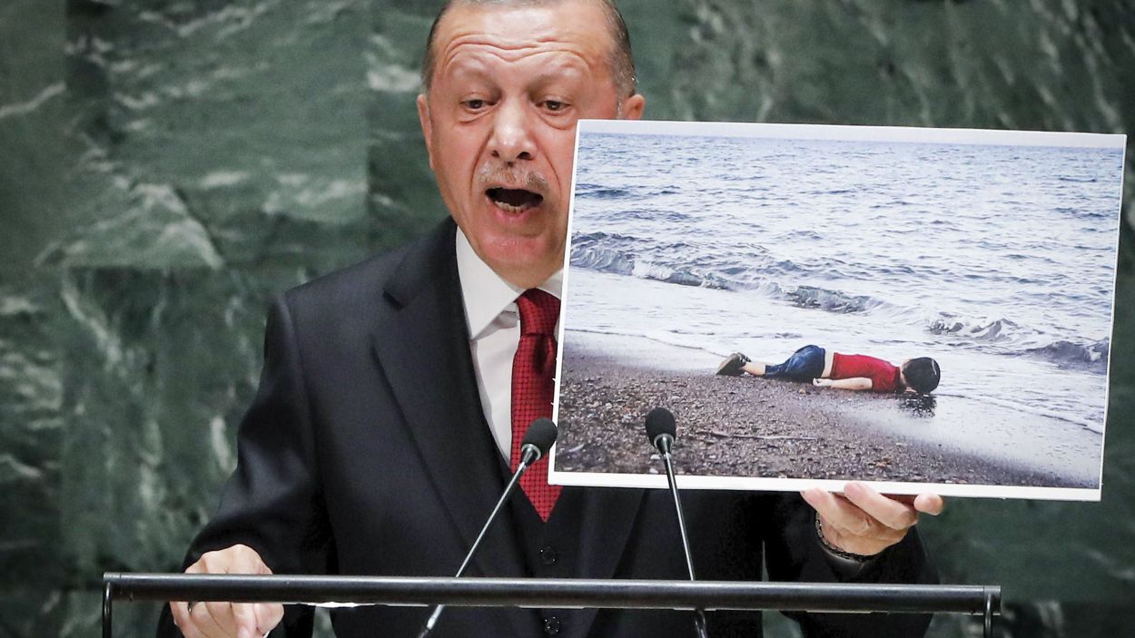 Erdogan med en bild på treåriga Alan Kurdi som drunknade på flykt över Egeiska havet 2015.