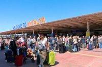 Brittiska passagerare i kö vid flygplatsen i turkiska Antalya i måndags.