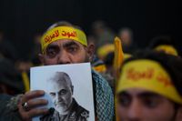 En anhängare till Iranstödda Hizbollah i Libanon håller upp en bild som föreställer den dödade generalen Qassem Soleimani.