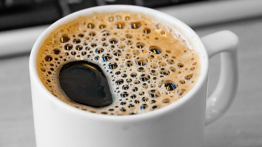 För första gången har forskare kunnat bevisa att kaffe förhindrar - eller i alla fall fördröjer Alzheimer.