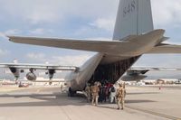 Ytterligare en grupp personer har evakuerats från Afghanistan och är på väg till Sverige. Bilden: Svenska försvarmaktens Herculesplan evakuerar människor på Kabuls flygplats i augusti.