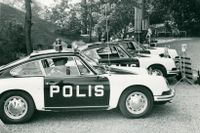 SvD-fotografen Herman Ronninger fångade de tre Porsche 912 under Västerbron i Stockholm i juni 1965. En Porsche finns i dag kvar på Polismuseet, en 911T från 1970. 