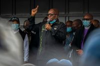 Sydafrikas president Jacob Zuma håller anförande till hundratals anhängare som samlats utanför hans sommarresidens i KwaZulu-Natal. Anhängarna är där för att protestera mot att Zuma dömts till fängelse för domstolstrots.