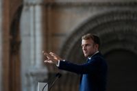 Vart är republiken på väg? Frankrikes president Emmanuel Macron uppmanas starta ett helt nytt parti inför valen nästa år.