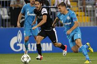 Isco hade lekstuga med Zenit-spelarna i Málagas första Champions League-match på Rosaleda.