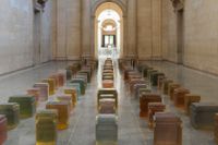 Rachel Whitereads verk ”Untitled (One Hundred Spaces)” från 1995 består av plastformer gjutna av det tomma utrymme som stolar har mellan sitsen, benen och golvet.