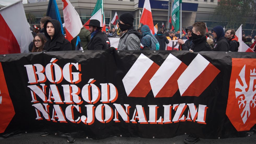 En grupp polska nationalister demonstrerar under devisen ”Gud, nationen, nationalismen” i anslutning till Polens självständighetsdag den 11 november i Warszawa. 