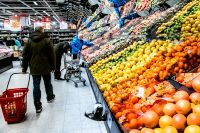Regeringens förslag skulle försvåra handelns möjlighet att sänka priser på livsmedel, skriver artikelförfattarna.