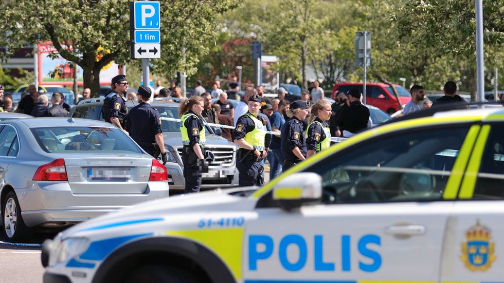 Polis vid platsen där en 44-årig man sköts till döds i Hjällbo, en söndag i maj förra året.