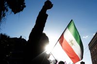 Den iranska flaggan hålls upp vid en demonstration. Arkivbild.