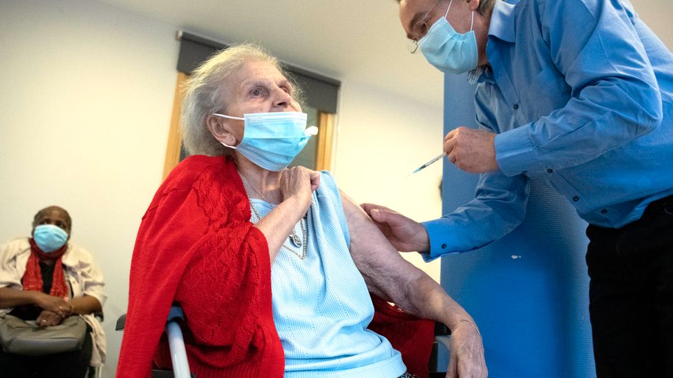 En dam får vaccinationen på ett äldreboende i Bryssel, Belgien. 